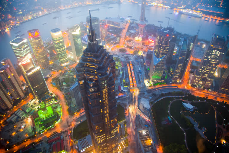 夜间灯光璀璨的城市鸟瞰图