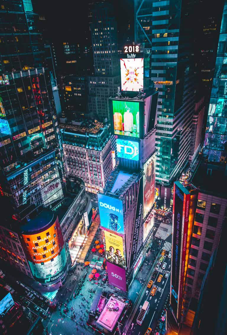 带有霓虹灯和建筑物的城市夜景鸟瞰图