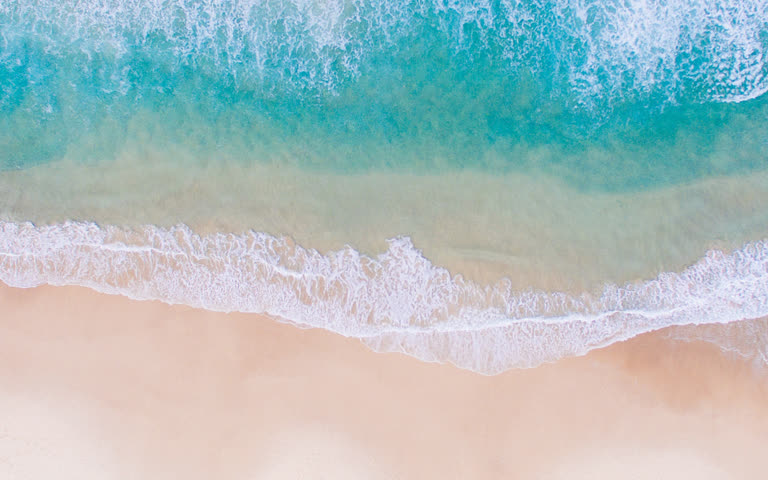 鸟瞰海中冲浪板上的一个人