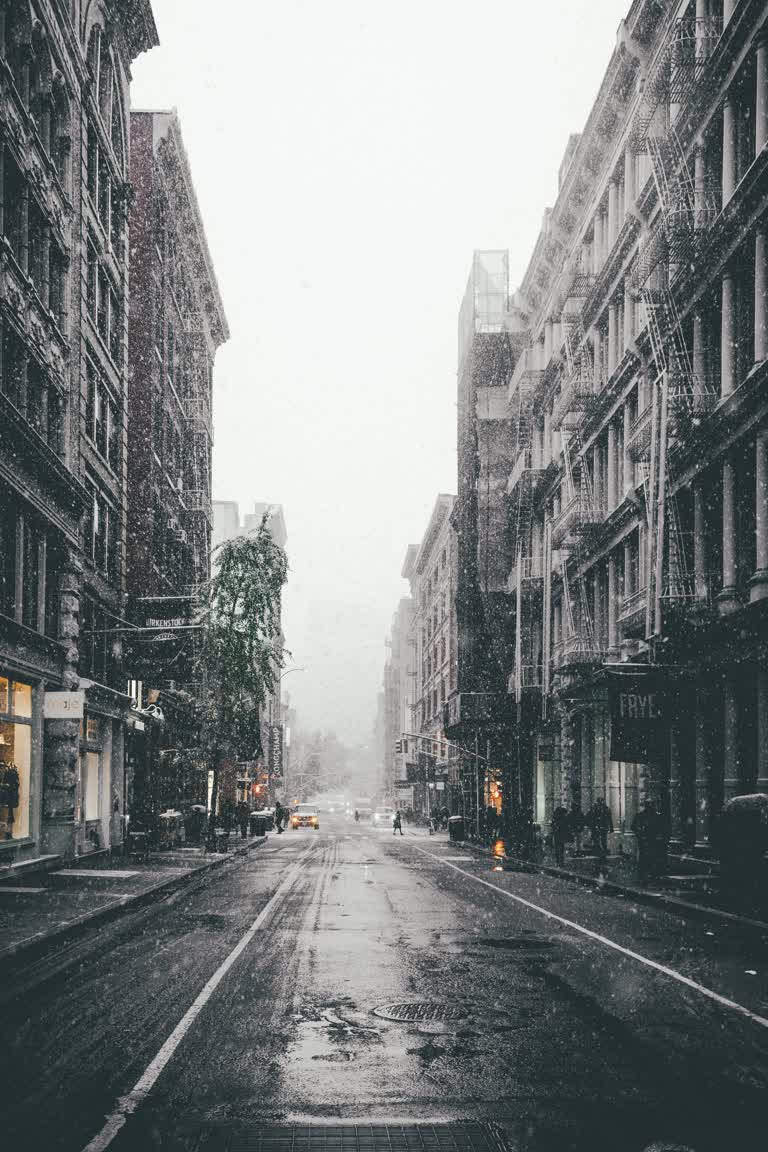 有一张雨中城市街道的黑白照片