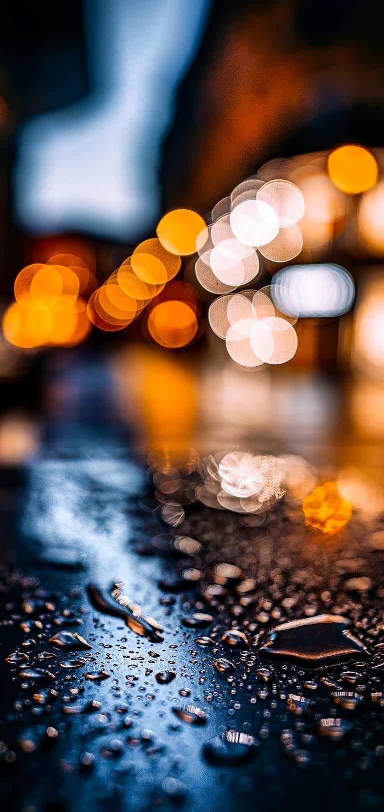 有夜间城市街道的模糊图像