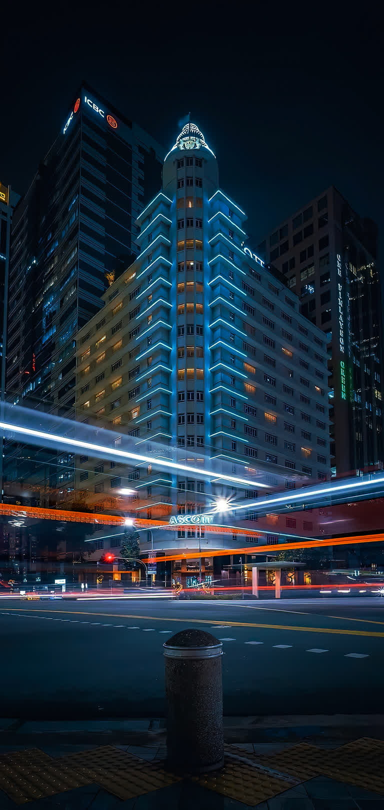 夜晚城市中的建筑物,前景是光迹