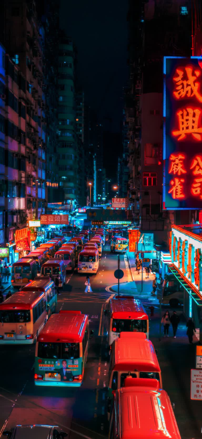 晚上街上有很多公交车和汽车