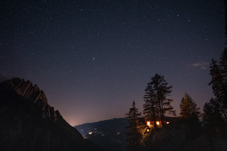 夜晚在半山有小木屋