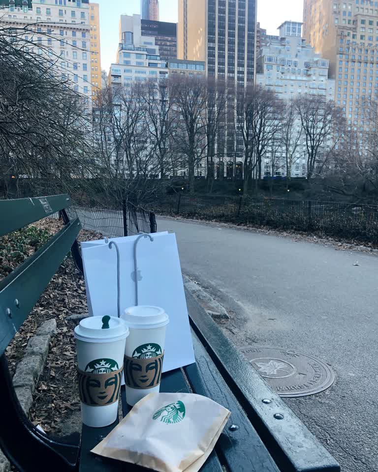 长凳上放着一杯咖啡和一袋咖啡