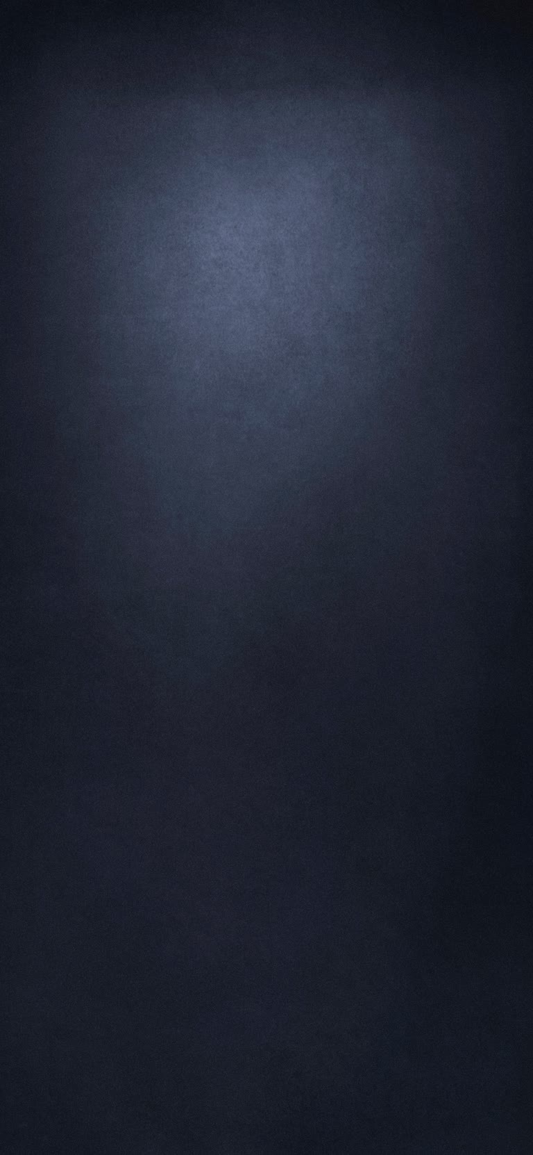 光线昏暗的房间,深蓝色的墙壁和白色的厕所