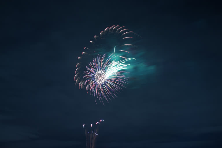 夜空中有点亮的烟花
