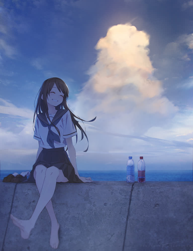 有一个女孩坐在墙上,手里拿着一瓶水