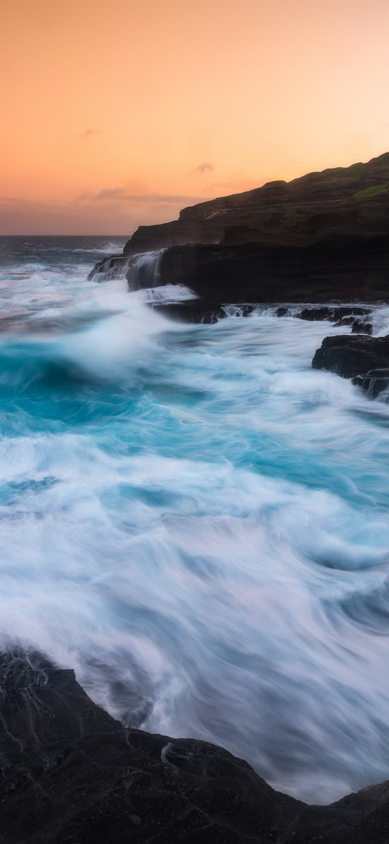 有一大片水域,海浪涌上岸边