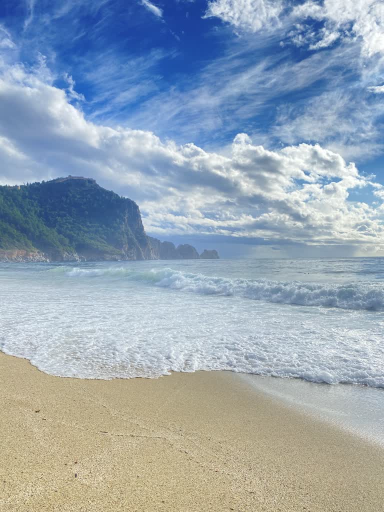 海滩岸边有一块孤零零的冲浪板