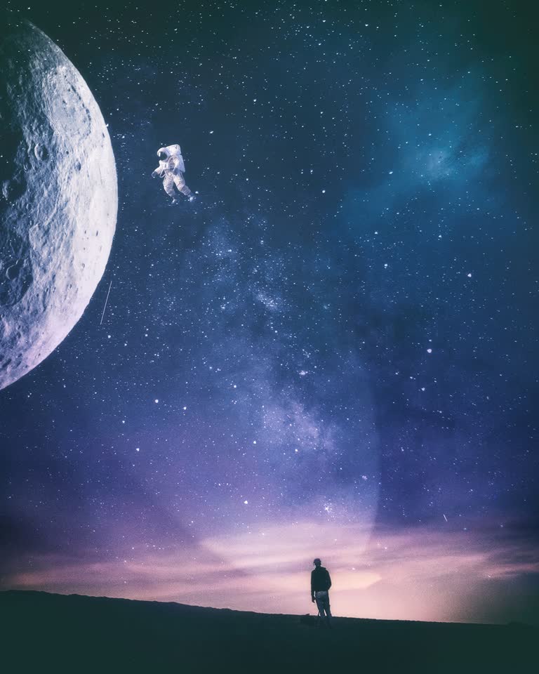 有一个人站在山上看月亮
