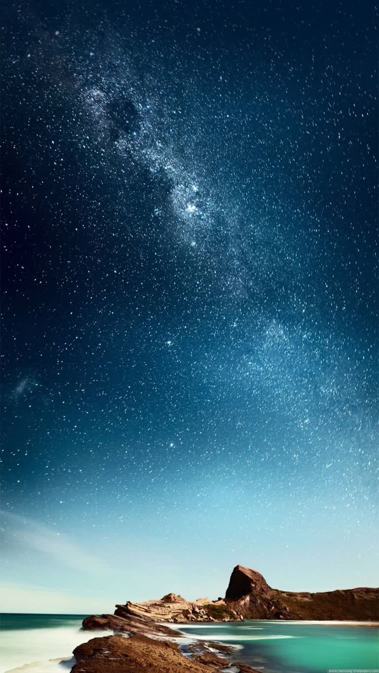 夜空繁星,海洋和海滩上空呈乳白色
