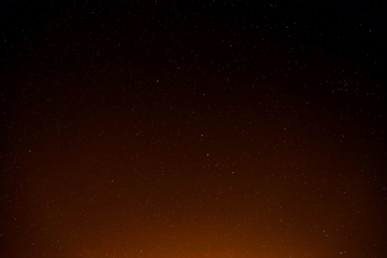夜空上有星星和滑雪板上的人的剪影