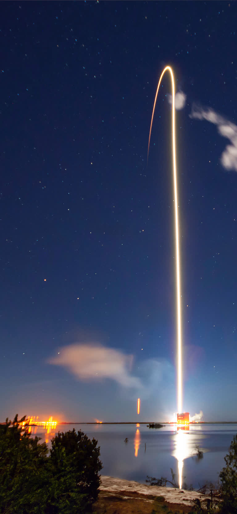 火箭发射到天空的长时间曝光的夜间镜头