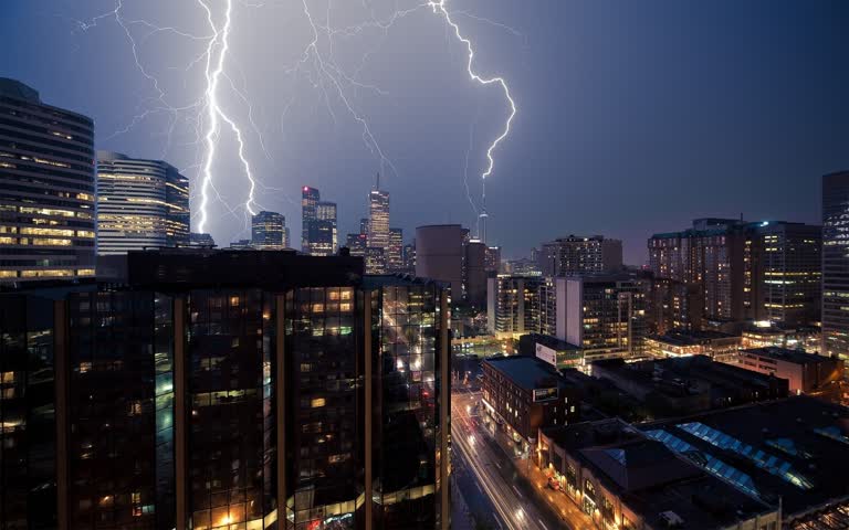 天空中闪电般的城市天际线夜景