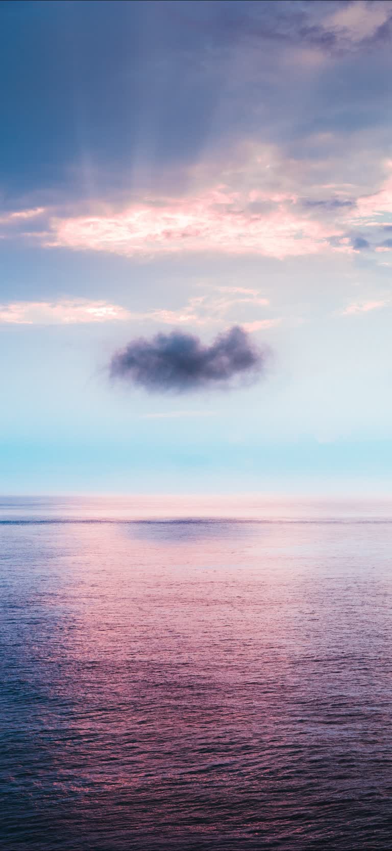 海洋上空漂浮着一朵小云