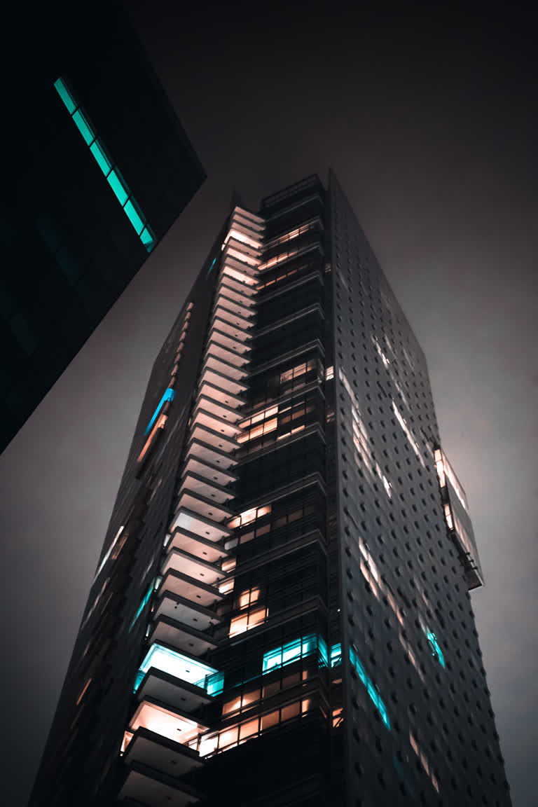 有一栋很高的建筑,晚上会点亮
