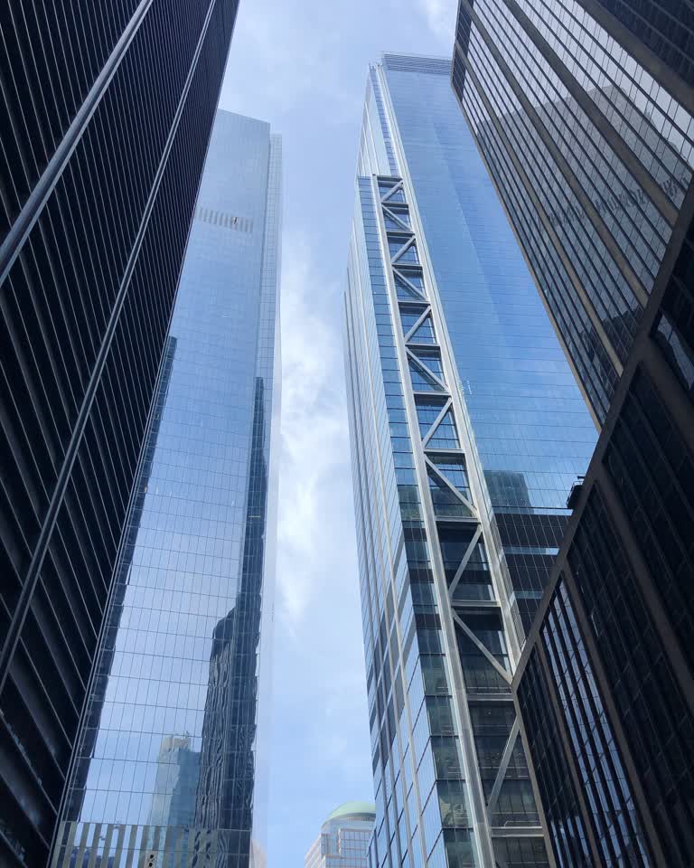 城市里有很多高楼大厦,背景是天空
