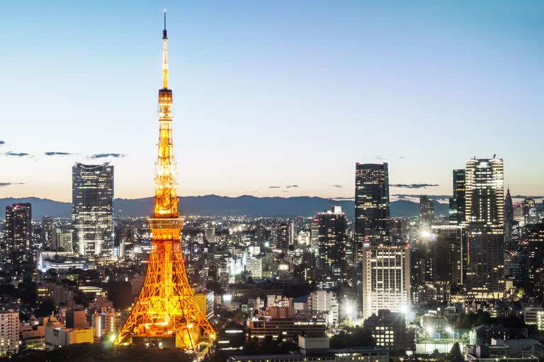从山顶可以看到城市的夜景