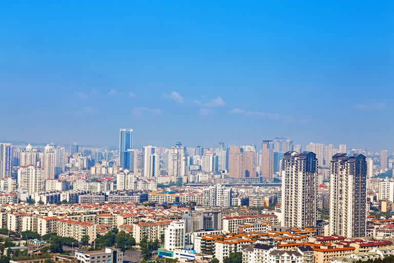 这是一幅以高楼为背景的城市景观